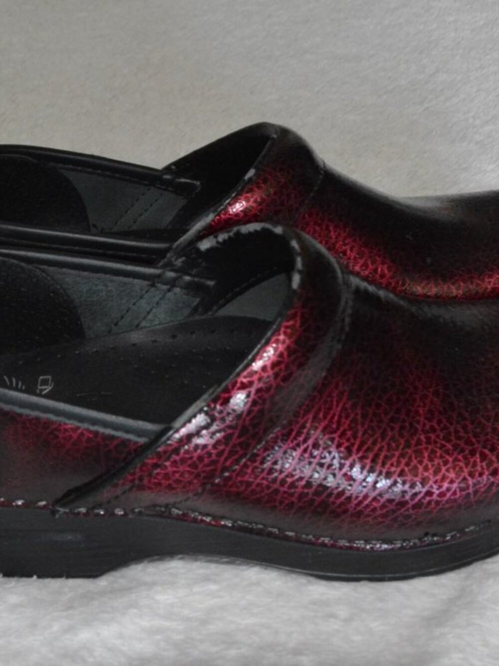 Dansko Women's Clogs Glossy Dark Red and Burgundy Crackle Women's EU 39/US 8.5 - Picture 2 of 8